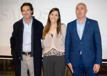 Javier Goyeneche. María José Tapia y Óscar Moral, en la sesión del Consejo de Sabios. / HÉCTOR CRIADO