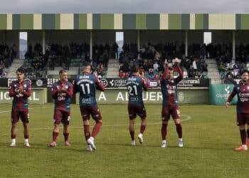 Los jugadores de la Segoviana entran al campo de La Albuera para jugar su partido ante el Valladolid Promesas./JUAN MARTÍN-G. SEGOVIANA
