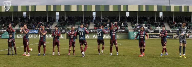 La Segoviana se pega un tiro en el pie 1 Los jugadores de la Segoviana entran al campo de La Albuera para jugar su partido ante el Valladolid Promesas./JUAN MARTÍN-G. SEGOVIANA