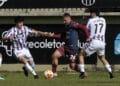 Pau Miguélez controla la pelota ante la presión de dos rivales en una acción de partido entre Segoviana y Valladolid Promesas./JUAN MARTÍN-G.SEGOVIANA