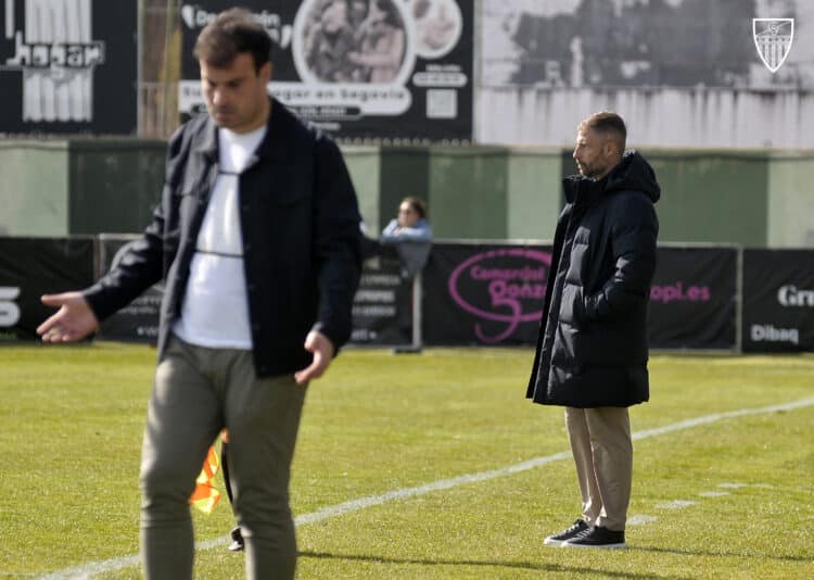 Joaquín Gómez en un instante de encuentro entre Segoviana y Bergantiños en La Albuera./J.MARTÍNG-.SEGOVIANA