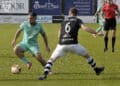 Pau Miguélez conduce la pelota en una acción del encuentro entre Segoviana y Lealtad./JUAN MARTÍN-G. SEGOVIANA