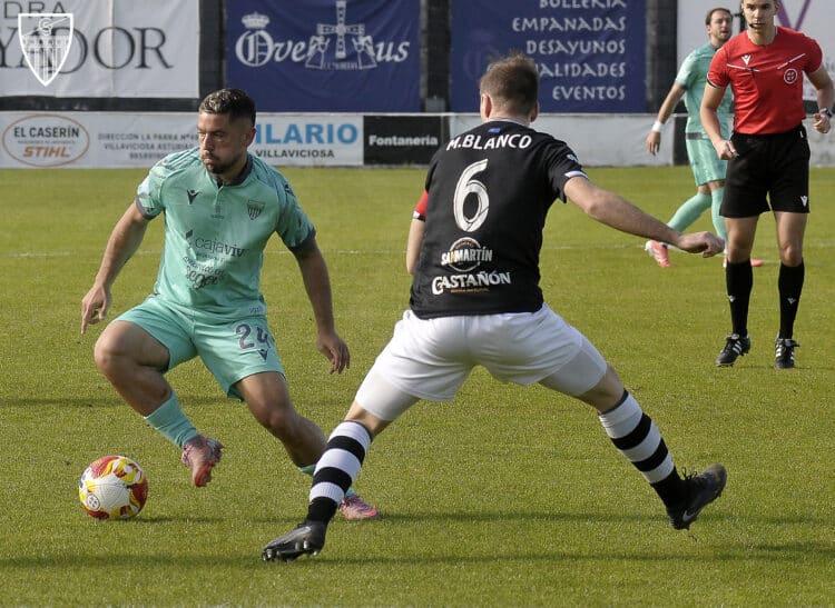 Pau Miguélez conduce la pelota en una acción del encuentro entre Segoviana y Lealtad./JUAN MARTÍN-G. SEGOVIANA