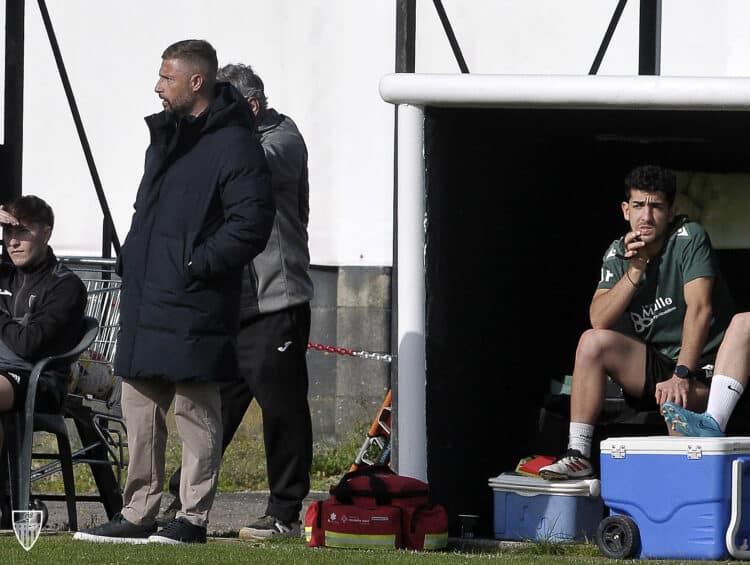 Joaquín Gómez en un instante del encuentro entre Segoviana y Lealtad de Villaviciosa./JUAN MARTÍN-G. SEGOVIANA