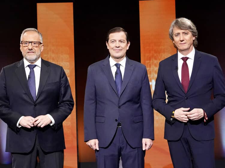 Los candidatos a la Presidencia de la Junta de Castilla y León, Carlos Pollán (Vox), Alfonso Fernández Mañueco (Partido Popular) y Carlos Martínez (PSOE). / MIRIAM CHACÓN - ICAL
