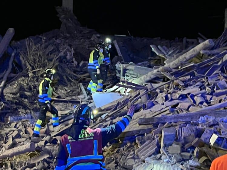 De momento los bomberos han rescatado a tres personas con vida. / Eduardo Margareto