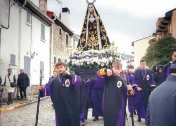 Los Cofrades portan en andas a La Dolorosa en El Espinar. / Ayuntamiento El Espinar