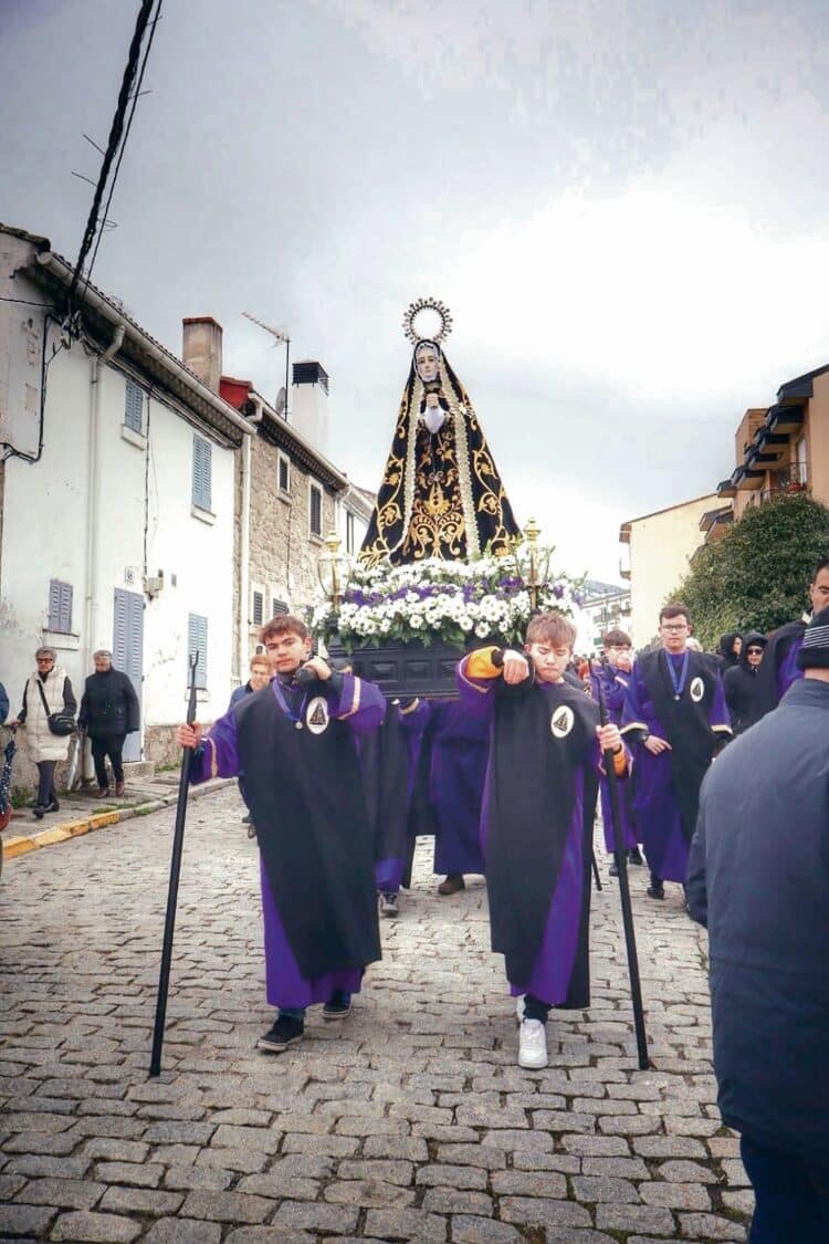 Los Cofrades portan en andas a La Dolorosa en El Espinar. / Ayuntamiento El Espinar