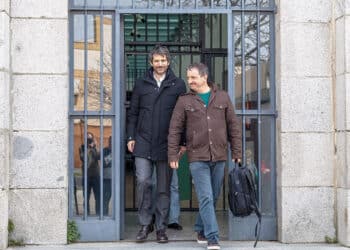 El ministro de Cultura, Ernest Urtasun, acompañado del candidato de Izquierda Unida por Segovia a las elecciones autonómicas, Carlos Serrano, mantiene un encuentro con la dirección del Festival Internacional de Títeres ‘Titirimundi’. / NACHO VALVERDE - ICAL