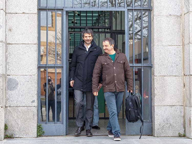 El ministro de Cultura, Ernest Urtasun, acompañado del candidato de Izquierda Unida por Segovia a las elecciones autonómicas, Carlos Serrano, mantiene un encuentro con la dirección del Festival Internacional de Títeres ‘Titirimundi’. / NACHO VALVERDE - ICAL