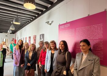 La concejala Azucena Suárez, en la exposición con las mujeres.. / Ayuntamiento de Segovia