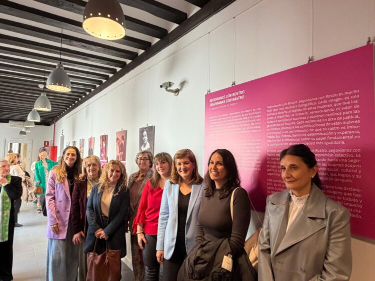 La concejala Azucena Suárez, en la exposición con las mujeres.. / Ayuntamiento de Segovia