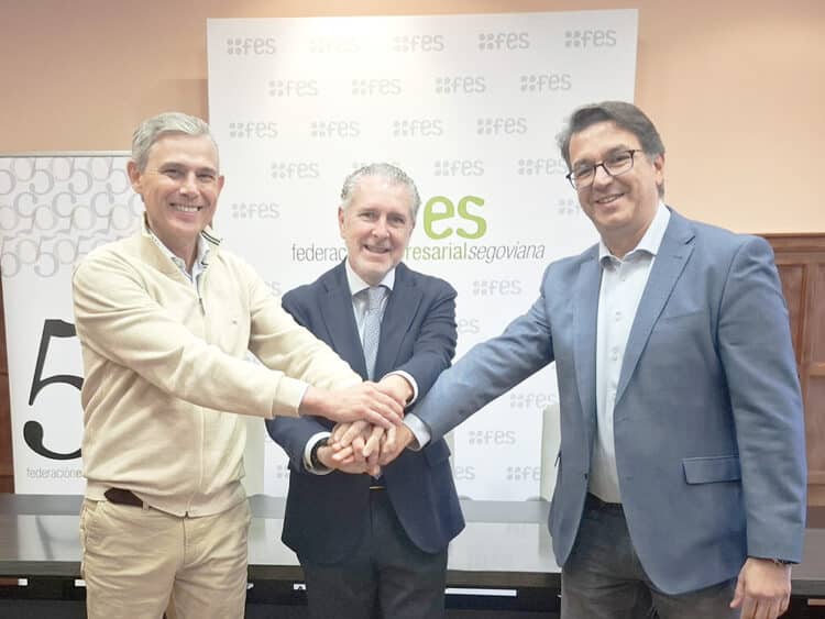 Firma del convenio entre las tres partes. / FES