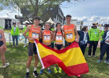 El equipo español de relevo mixto, con Claudia Corral, durante la cita en Cassino./RFEA