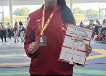 María Lahsseoui, integrante del club segoviano, posa con la medalla de bronce en Alicante./RM SPORT INNOPORC