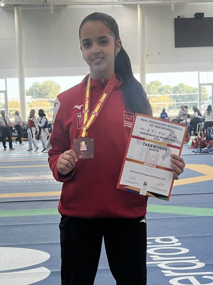 María Lahsseoui, integrante del club segoviano, posa con la medalla de bronce en Alicante./RM SPORT INNOPORC