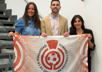Foto de familia durante la presentación del II Torneo Ciudades Patrimonio de fútbol sala./CD SEGOSALA