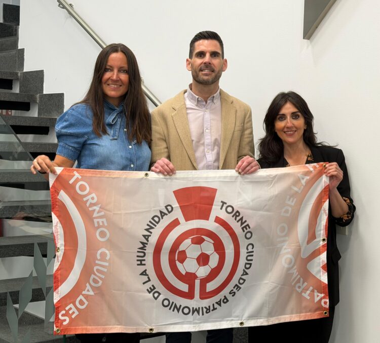 Segovia acoge el II Torneo Ciudades Patrimonio de fútbol sala 1 Foto de familia durante la presentación del II Torneo Ciudades Patrimonio de fútbol sala./CD SEGOSALA