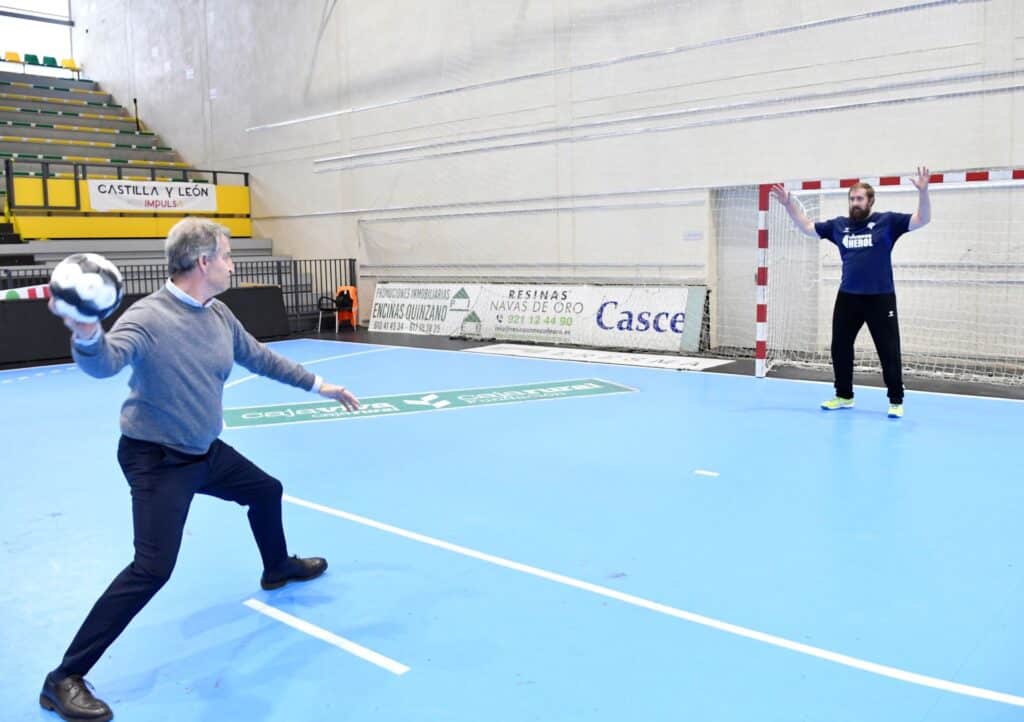Feijoo recordando viejos tiempos de jugador de balonmano