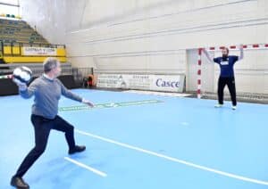 Feijóo revive sus años en el balonmano junto a los jugadores del BM Nava 3 Feijoo recordando viejos tiempos de jugador de balonmano