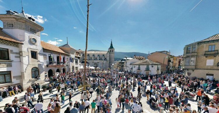 Panorámica de la fiesta en la Plaza de la Constitución. / Ayuntamiento de El Espinar