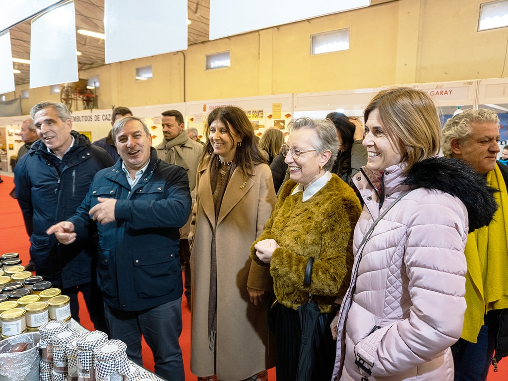 La alcaldesa de Fuentepelayo, Alba Sanz, junto a Juan José Sanz Vitorio, José Luis Sanz Merino, Raquel Alonso, Magdalena Rodríguez y José María Bravo. / HÉCTOR CRIADO