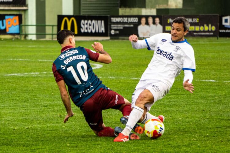 Borrego pugna con un rival en un instante del duelo entre Segoviana y Marino de Luanco./HÉCTOR CRIADO