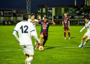 Pau Miguélez pugna por el balón en el encuentro entre Segoviana y Marino de Luanco./HÉCTOR CRIADO