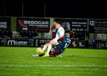 Fer Llorente pugna por un balón en un instante del duelo entre Segoviana y Fabril./HÉCTOR CRIADO
