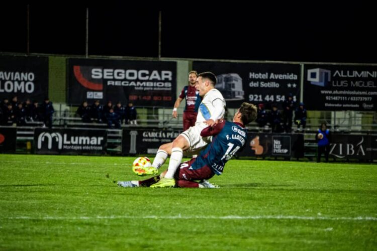 Un liderato que se escapa 1 Fer Llorente pugna por un balón en un instante del duelo entre Segoviana y Fabril./HÉCTOR CRIADO