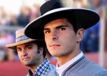 Gonzalo Hernando y el novillero Curro Muñoz. / FOTO CEDIDA POR CURRO MUÑOZ