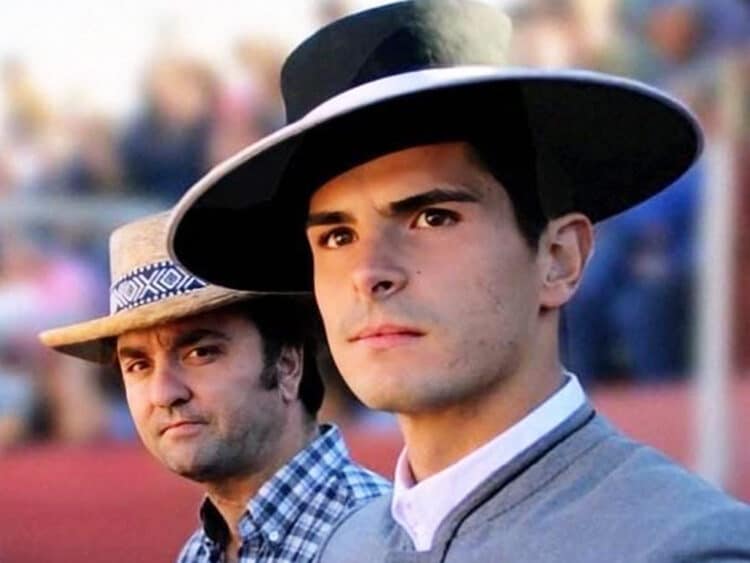 El novillero espinariego Curro Muñoz será apoderado por Gonzalo Hernando 1 Gonzalo Hernando y el novillero Curro Muñoz. / FOTO CEDIDA POR CURRO MUÑOZ