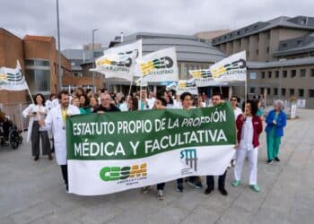 Los médicos salieron a la calle durante la primera semana de movilizaciones en el Hospital de Segovia. / Héctor Criado