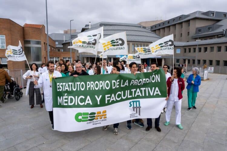Los médicos salieron a la calle durante la primera semana de movilizaciones en el Hospital de Segovia. / Héctor Criado