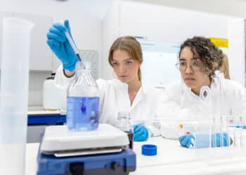 Alumnos de IE University en los laboratorios. / IE UNIVERSITY