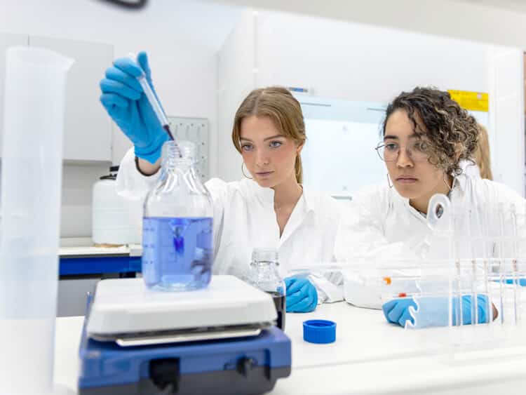 Estudiantes de IE presentan sus investigaciones sobre resiliencia hídrica 1 Alumnos de IE University en los laboratorios. / IE UNIVERSITY