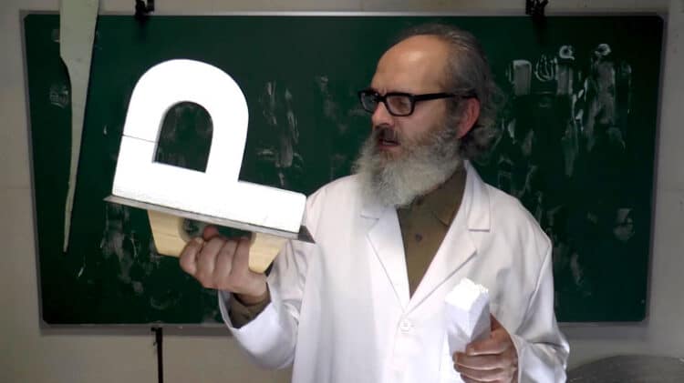 Manuel Menchén, el pincel más artesano del río Tormes 1 Investigando la letra “P” en el “Deletreadero”.