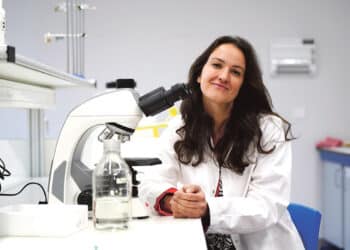 La doctora en Microbiología Irene Sánchez-Andrea, en uno de los laboratorios del Campus de Santa Cruz la Real. / Roberto Arribas