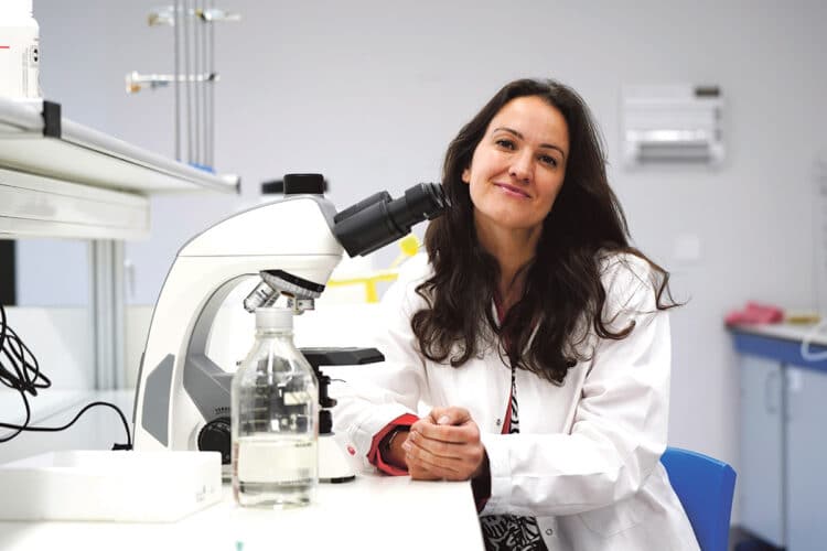 La doctora en Microbiología Irene Sánchez-Andrea, en uno de los laboratorios del Campus de Santa Cruz la Real. / Roberto Arribas