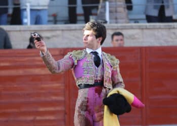 Jorge Oliva pasea una oreja en Villaseca de la Sagra. / @VILLASECATOROS