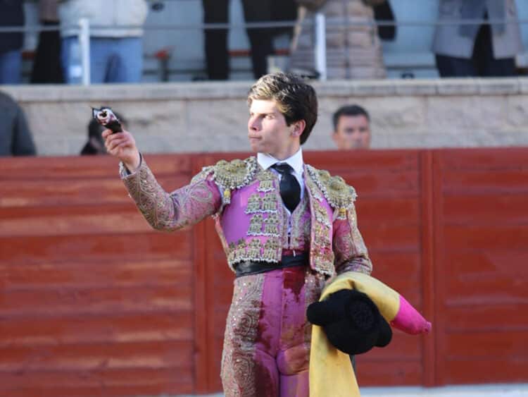 Jorge Oliva pasea una oreja en Villaseca de la Sagra. / @VILLASECATOROS