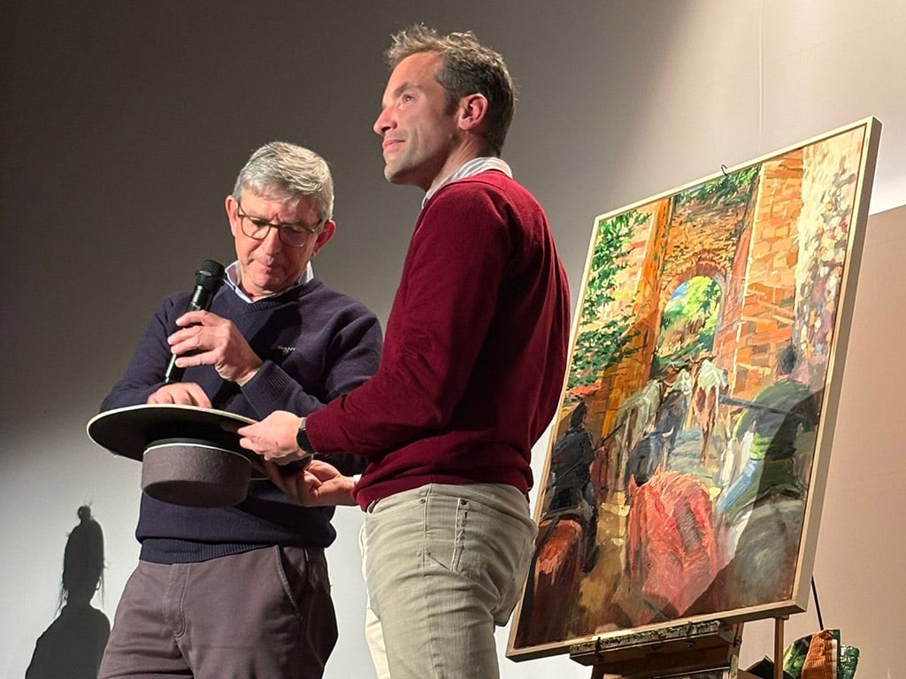 Juan Emilio Cristóbal y Mario Pastor, con el cuadro donado por el propio pintor. / ASOCIACIÓN EL ENCIERRO DE SEPÚLVEDA