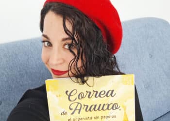 La creadora visual y diseñadora gráfica Ángela Salinero con el libro ‘Correa de Arauxo, el organista sin papeles’.