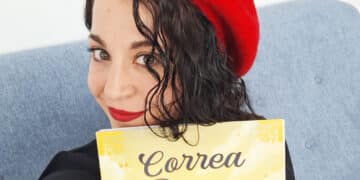 La creadora visual y diseñadora gráfica Ángela Salinero con el libro ‘Correa de Arauxo, el organista sin papeles’.