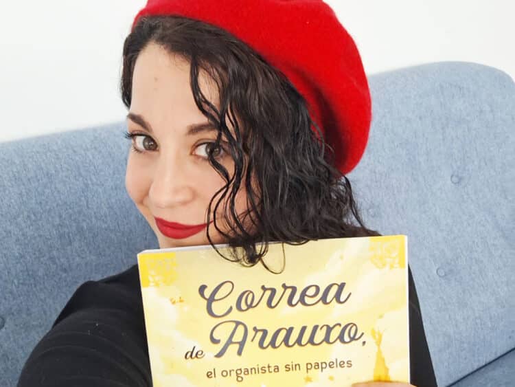 La creadora visual y diseñadora gráfica Ángela Salinero con el libro ‘Correa de Arauxo, el organista sin papeles’.