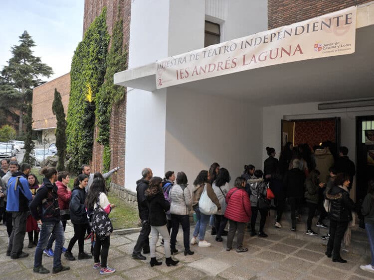 Entrada al teatro del IES 'Andrés Laguna', durante una pasada edición de la Muestra Independiente. / KAMARERO