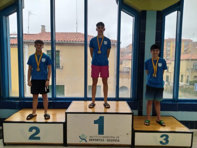 Podio 50 crol cadete en la piscina José Carlos Casado./DIPUTACIÓN