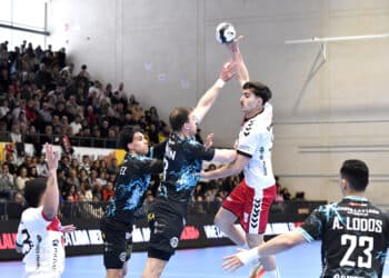 Joao Bandeira busca superar la defensa visitante en un instante de partido entre BM Nava y Ademar en el Guerreros Naveros./AMADOR MARUGÁN