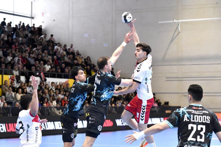 Joao Bandeira busca superar la defensa visitante en un instante de partido entre BM Nava y Ademar en el Guerreros Naveros./AMADOR MARUGÁN