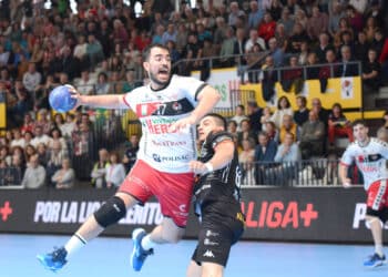 Gonzalo Carró busca el lanzamiento en un instante del encuentro entre BM Nava y Ademar en el Guerreros Naveros./AMADOR MARUGÁN